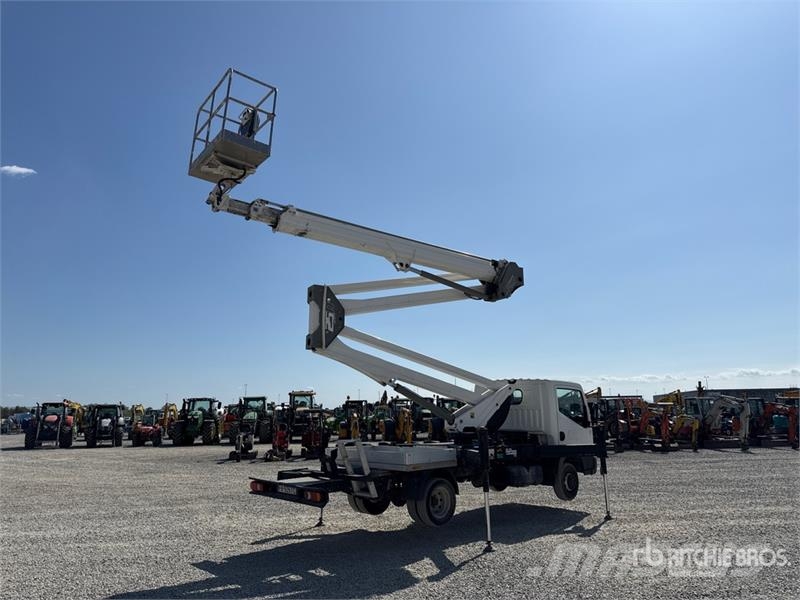 Nissan Socage 25D 24 m on Nissan Cabstar 35.13 Bucket Tru Teherautóra szerelt emelők és állványok