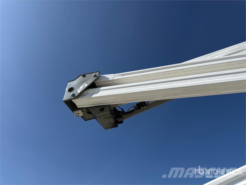 Nissan Socage 25D 24 m on Nissan Cabstar 35.13 Bucket Tru Teherautóra szerelt emelők és állványok