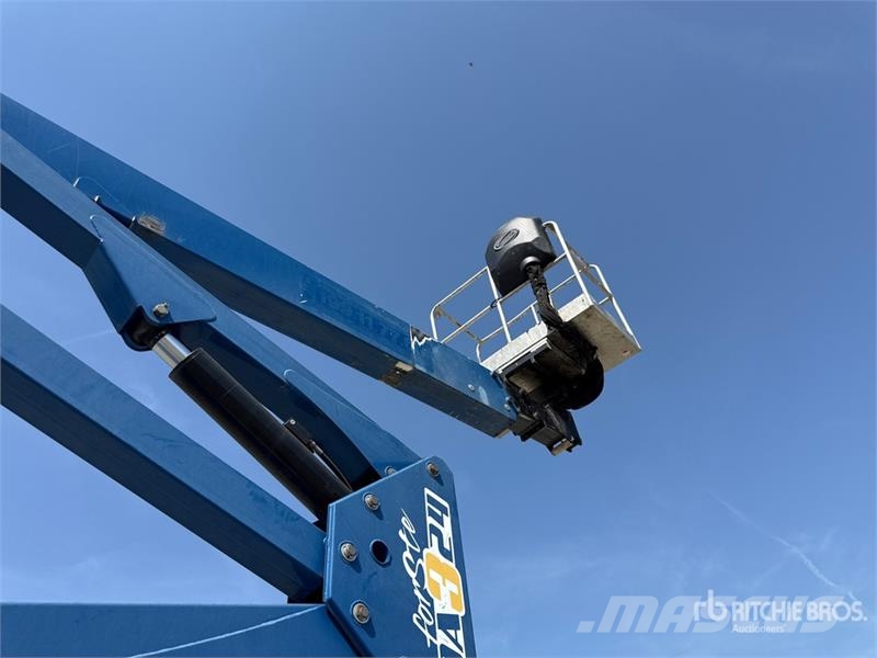 Nissan Socage DA 324 23 m on Nissan Cabstar 35.12 Bucket Plataformas aéreas montadas em camião