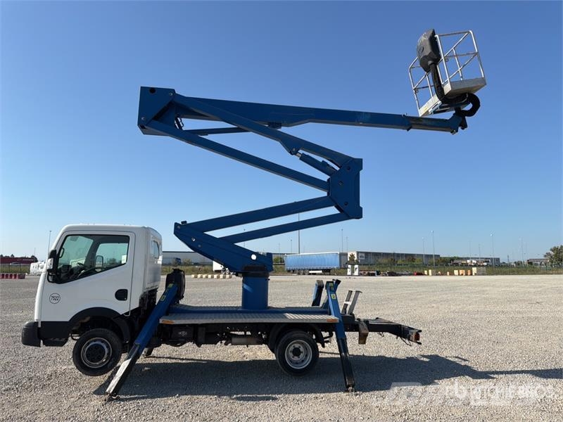 Nissan Socage DA320 19 m on Nissan NT400 Bucket Truck Autoplošiny