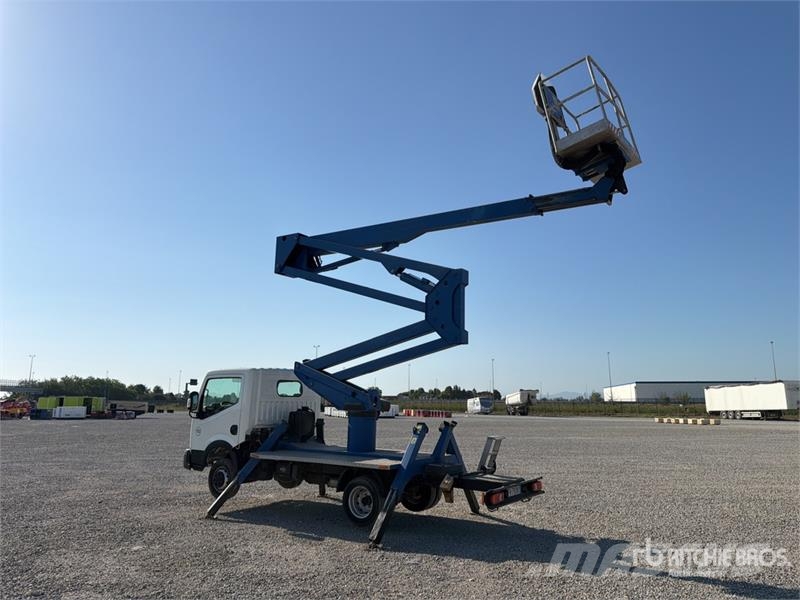 Nissan Socage DA320 19 m on Nissan NT400 Bucket Truck Autoplošiny
