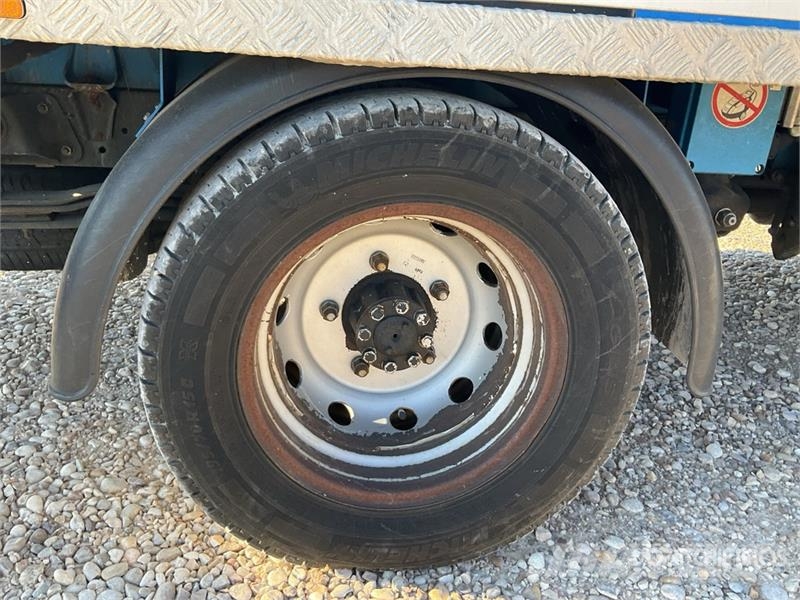 Nissan T318 on Nissan Cabstar 35.12 4x2 Bucket Truck Avtokošare