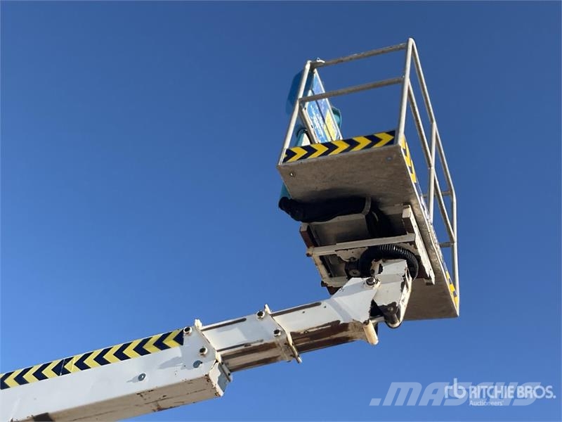 Nissan T318 on Nissan Cabstar 35.12 4x2 Bucket Truck Avtokošare
