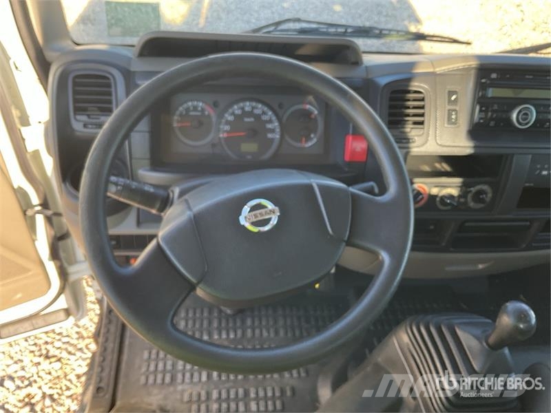 Nissan T318 on Nissan Cabstar 35.12 4x2 Bucket Truck Avtokošare