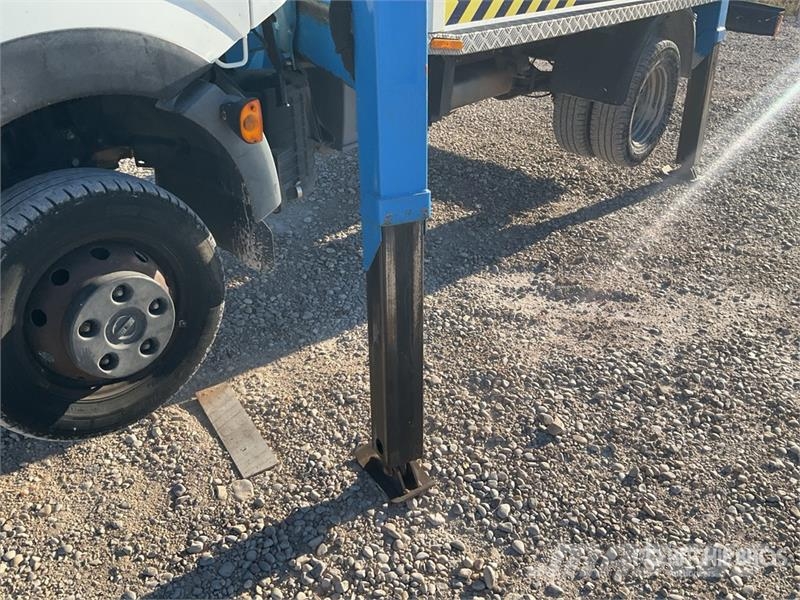 Nissan T318 on Nissan Cabstar 35.12 4x2 Bucket Truck Avtokošare
