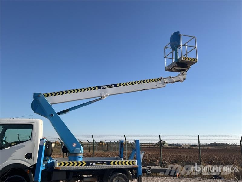Nissan T318 on Nissan Cabstar 35.12 4x2 Bucket Truck Avtokošare