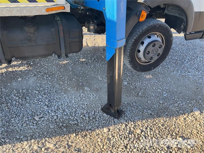 Nissan T318 on Nissan Cabstar 35.12 4x2 Bucket Truck Avtokošare