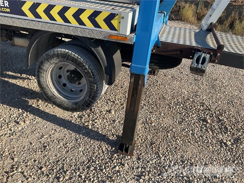 Nissan T318 on Nissan Cabstar 35.12 4x2 Bucket Truck Avtokošare
