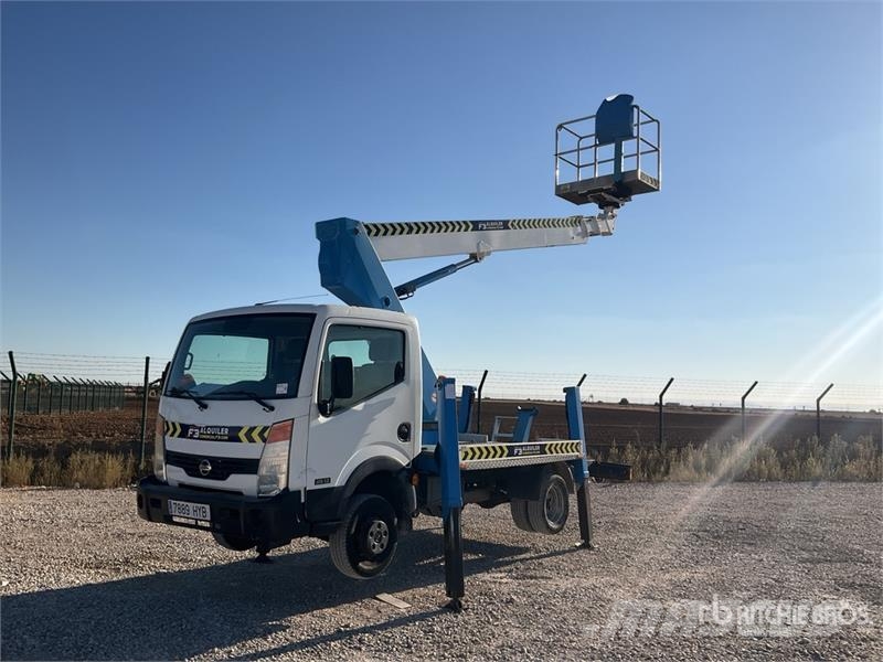 Nissan T318 on Nissan Cabstar 35.12 4x2 Bucket Truck Avtokošare