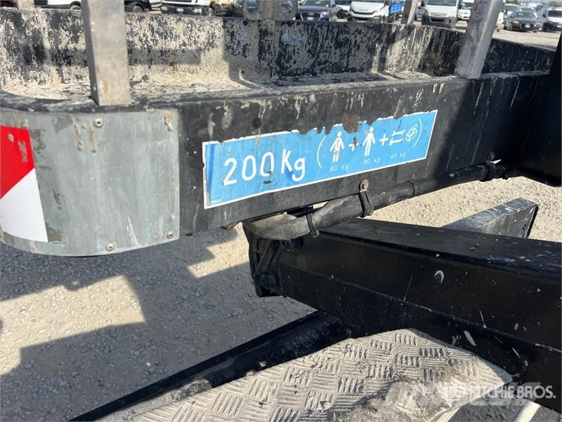 Nissan Zed 20CH 20 m on  Nissan Cabstar 35 - 11 Bucket Tr Auto korvtõstukid