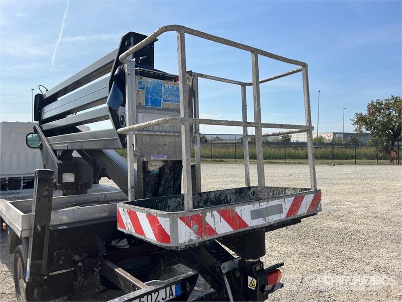 Nissan Zed 20CH 20 m on  Nissan Cabstar 35 - 11 Bucket Tr Auto korvtõstukid