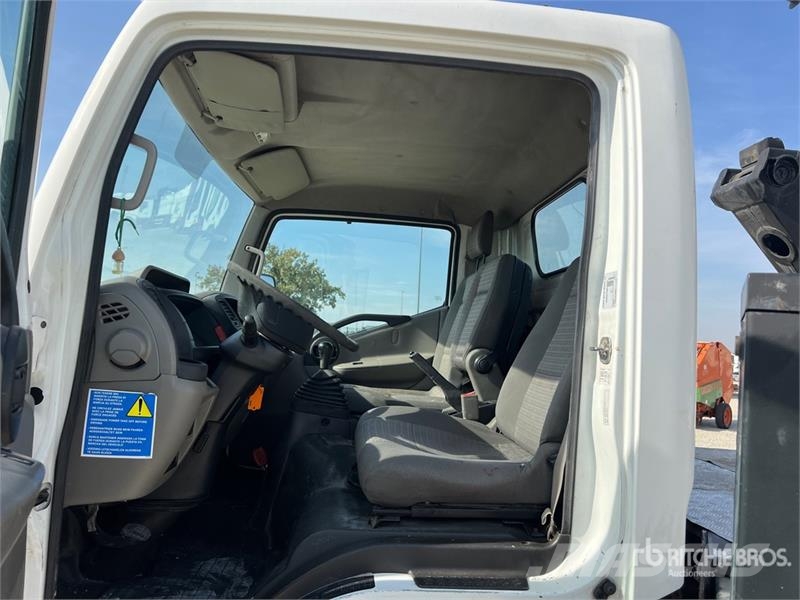 Nissan Zed 20CH 20 m on  Nissan Cabstar 35 - 11 Bucket Tr Auto korvtõstukid