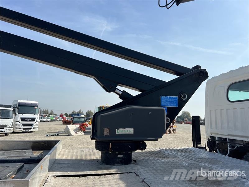 Nissan Zed 20CH 20 m on  Nissan Cabstar 35 - 11 Bucket Tr Auto korvtõstukid