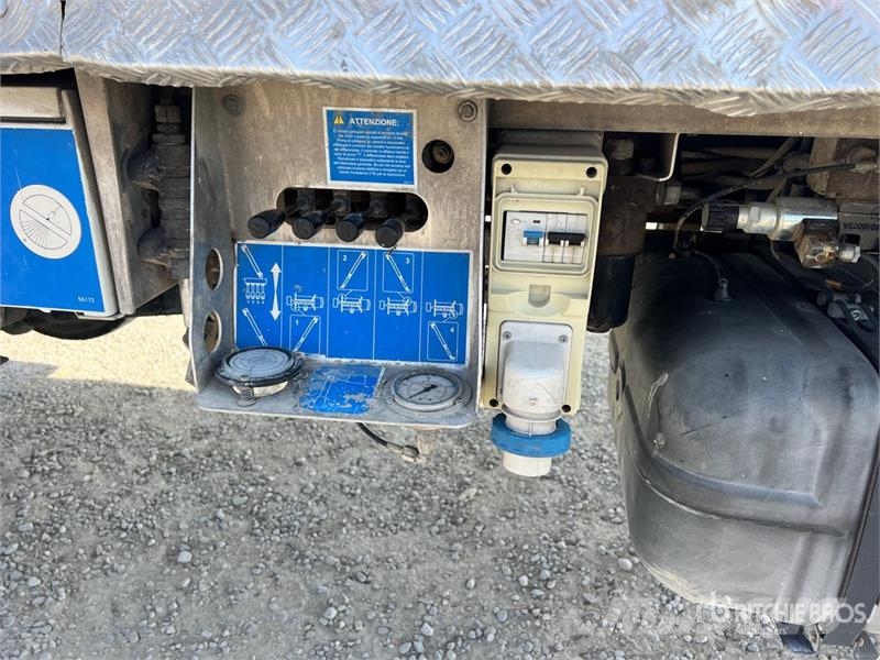 Nissan Zed 20CH 20 m on  Nissan Cabstar 35 - 11 Bucket Tr Auto korvtõstukid