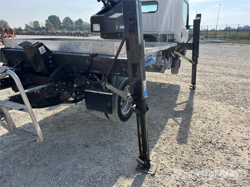 Nissan Zed 20CH 20 m on  Nissan Cabstar 35 - 11 Bucket Tr Auto korvtõstukid