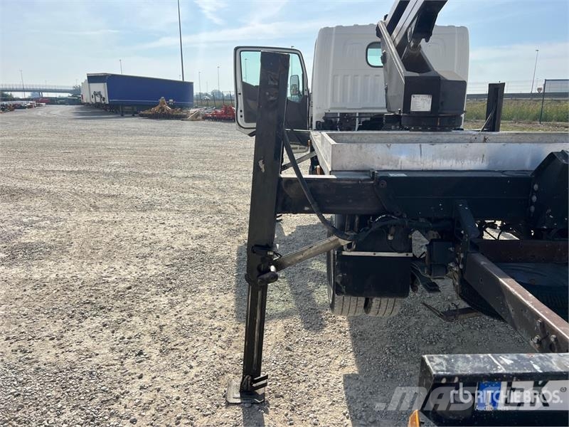 Nissan Zed 20CH 20 m on  Nissan Cabstar 35 - 11 Bucket Tr Auto korvtõstukid