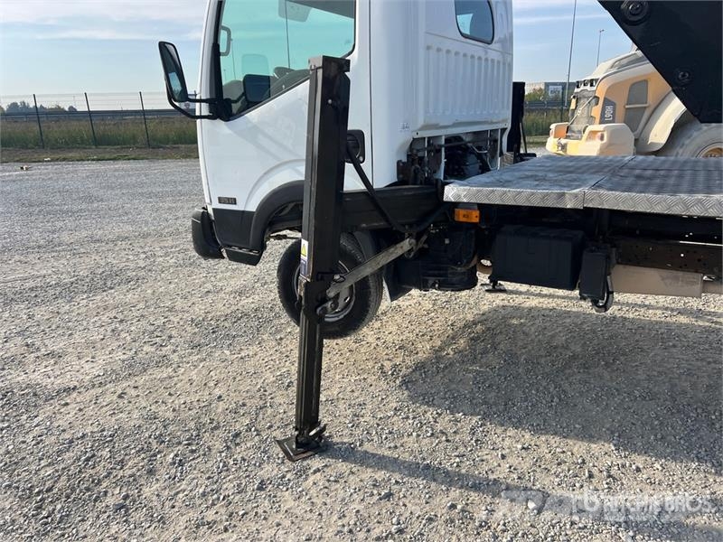 Nissan Zed 20CH 20 m on  Nissan Cabstar 35 - 11 Bucket Tr Auto korvtõstukid