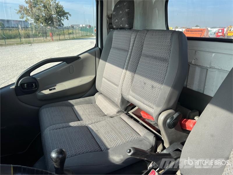 Nissan Zed 20CH 20 m on  Nissan Cabstar 35 - 11 Bucket Tr Auto korvtõstukid