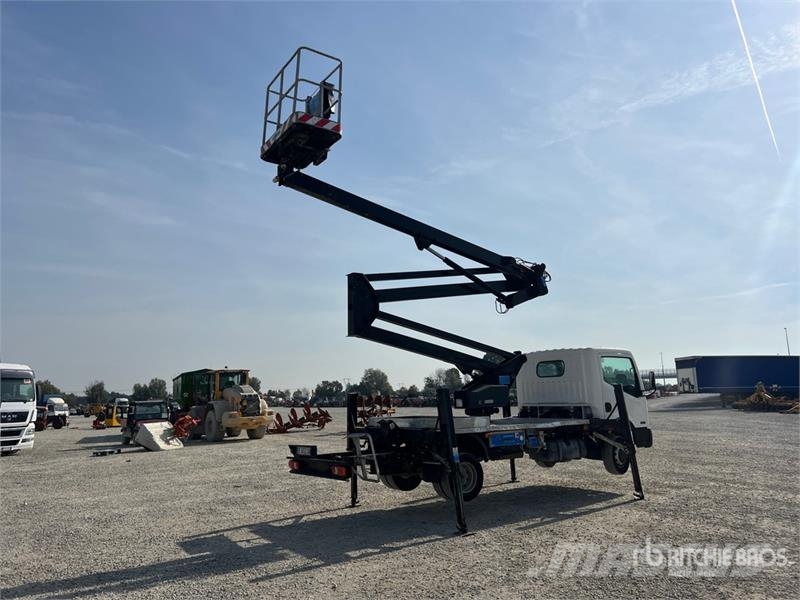 Nissan Zed 20CH 20 m on  Nissan Cabstar 35 - 11 Bucket Tr Auto korvtõstukid