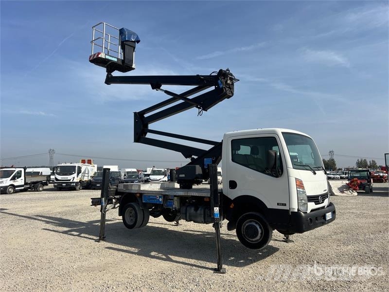 Nissan Zed 20CH 20 m on  Nissan Cabstar 35 - 11 Bucket Tr Auto korvtõstukid