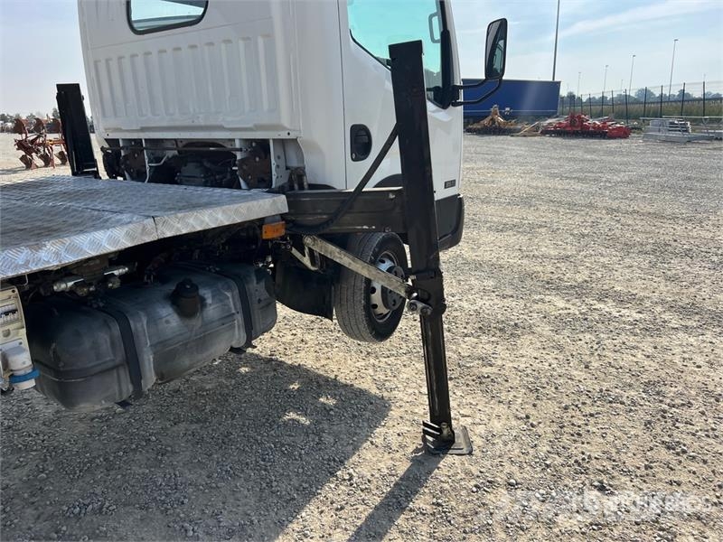 Nissan Zed 20CH 20 m on  Nissan Cabstar 35 - 11 Bucket Tr Auto korvtõstukid