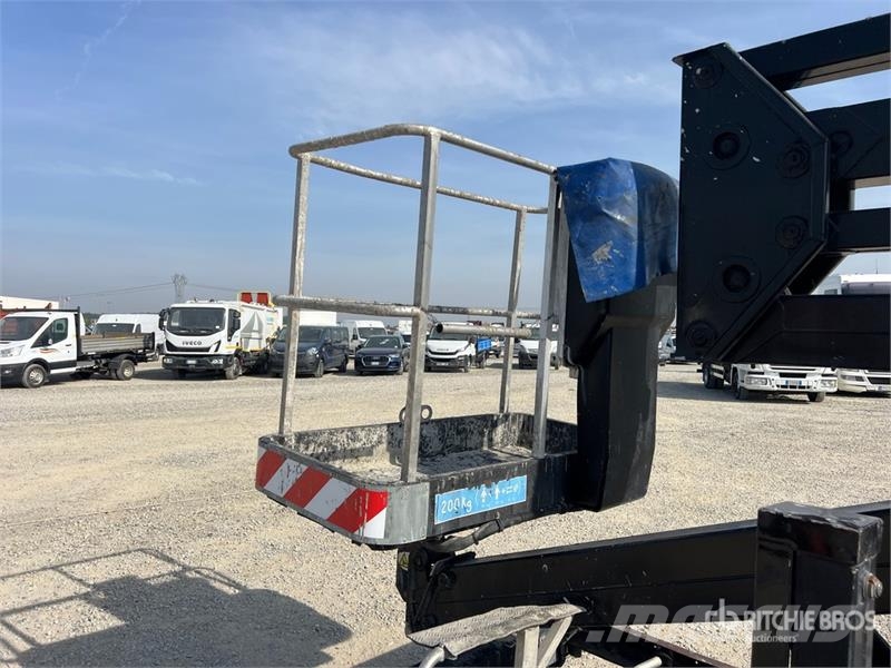 Nissan Zed 20CH 20 m on  Nissan Cabstar 35 - 11 Bucket Tr Auto korvtõstukid