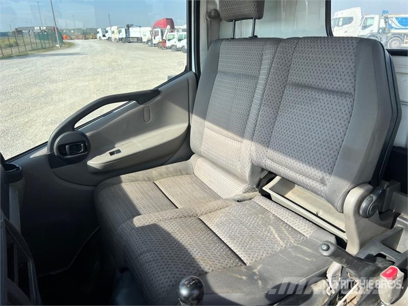 Nissan Zed 20CH 20 m on  Nissan Cabstar 35 - 11 Bucket Tr Auto korvtõstukid