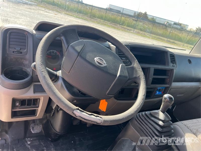 Nissan Zed 20CH 20 m on  Nissan Cabstar 35 - 11 Bucket Tr Auto korvtõstukid