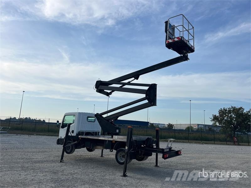 Nissan Zed 20CH 20 m on  Nissan Cabstar 35 - 11 Bucket Tr Auto korvtõstukid