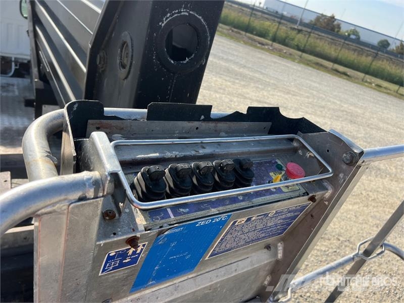 Nissan Zed 20CH 20 m on  Nissan Cabstar 35 - 11 Bucket Tr Auto korvtõstukid