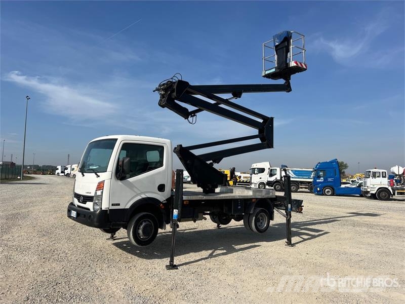 Nissan Zed 20CH 20 m on  Nissan Cabstar 35 - 11 Bucket Tr Auto korvtõstukid