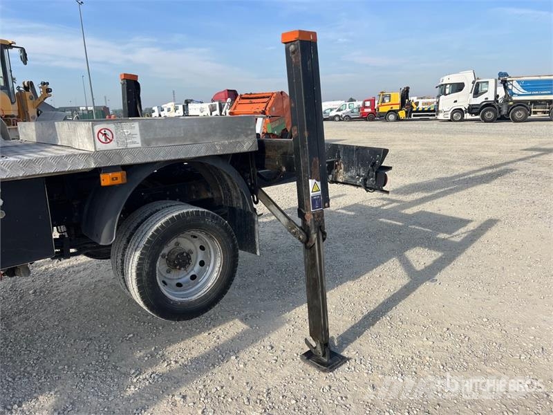 Nissan Zed 20CH 20 m on  Nissan Cabstar 35 - 11 Bucket Tr Auto korvtõstukid