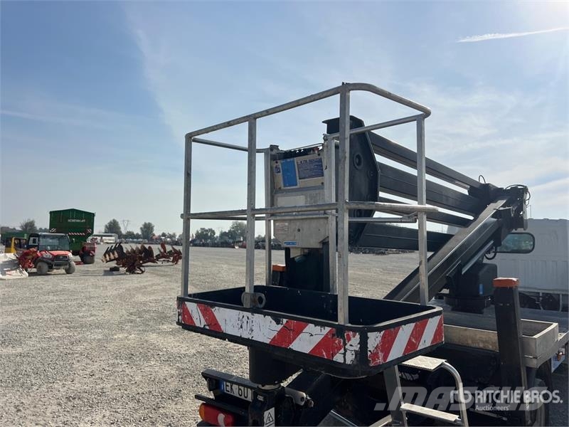 Nissan Zed 20CH 20 m on  Nissan Cabstar 35 - 11 Bucket Tr Auto korvtõstukid
