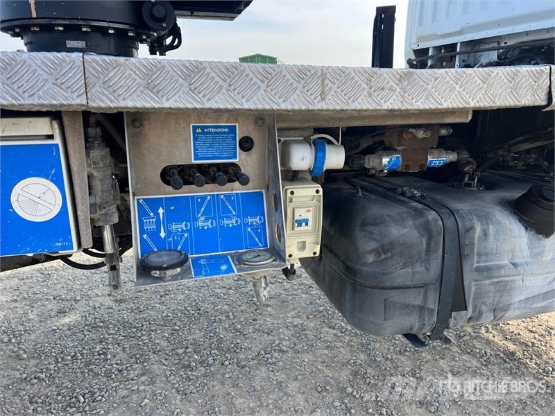 Nissan Zed 20CH 20 m on  Nissan Cabstar 35 - 11 Bucket Tr Auto korvtõstukid