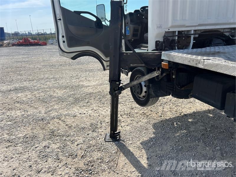 Nissan Zed 20CH 20 m on  Nissan Cabstar 35 - 11 Bucket Tr Auto korvtõstukid