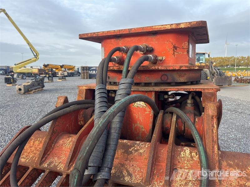 NPK D2500 Grapple Kourat