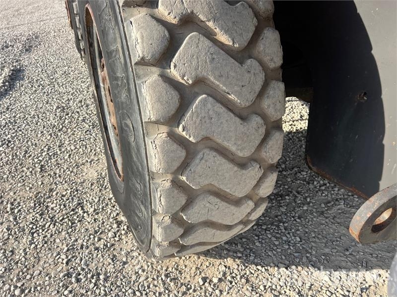 O&K L15.5 Wheel Loader Pale gommate