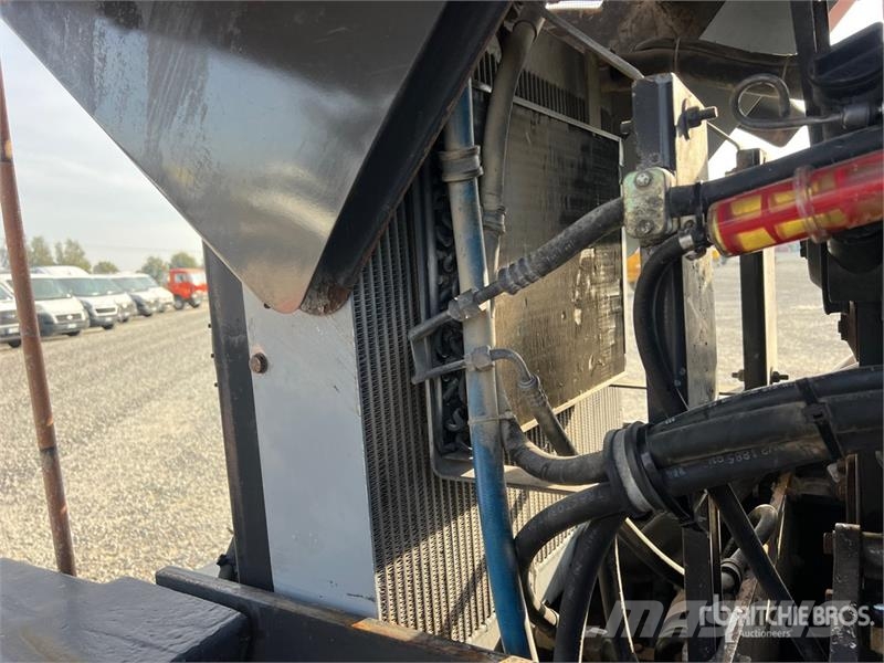 O&K L15.5 Wheel Loader Pale gommate