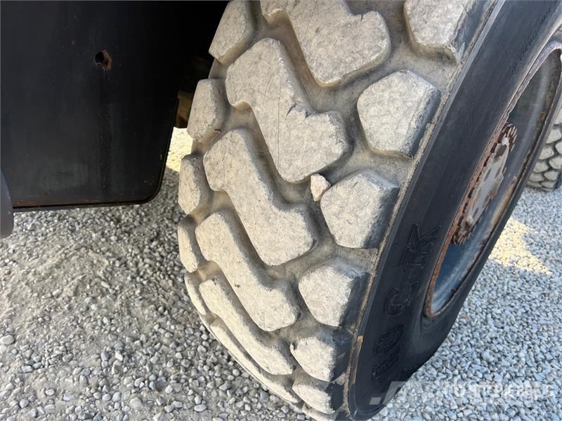 O&K L15.5 Wheel Loader Pale gommate