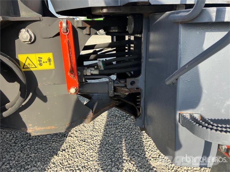 O&K L15.5 Wheel Loader Pale gommate