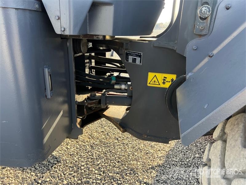 O&K L15.5 Wheel Loader Pale gommate