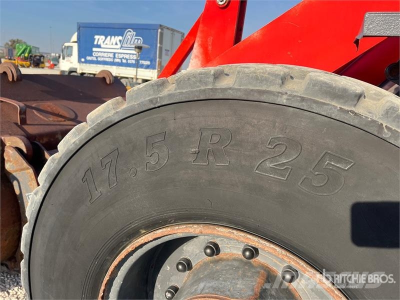 O&K L15.5 Wheel Loader Pale gommate