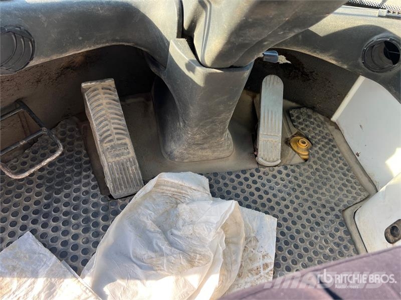 O&K L15.5 Wheel Loader Pale gommate