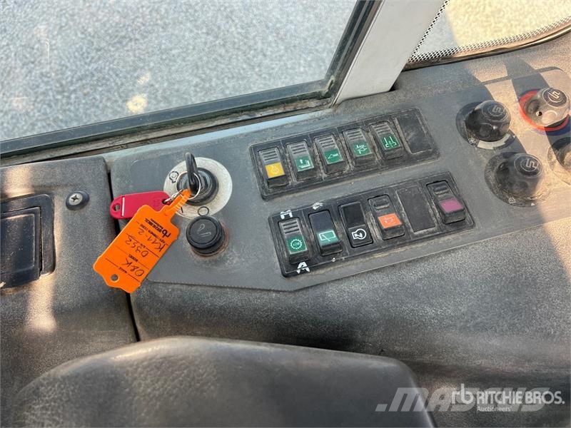 O&K L15.5 Wheel Loader Pale gommate