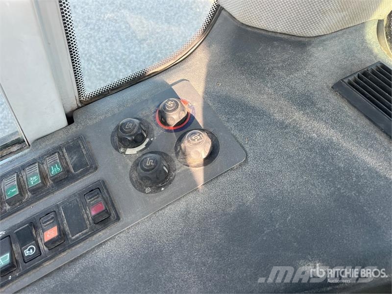 O&K L15.5 Wheel Loader Pale gommate