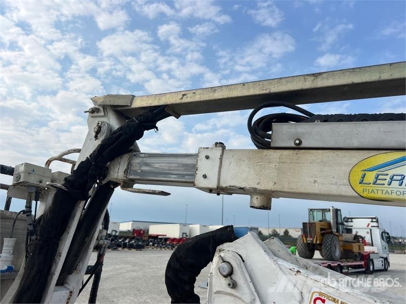 Oil & Steel Octopussy 14-12 Twin Crawler Diesel Articulating B Körüklü personel platformları
