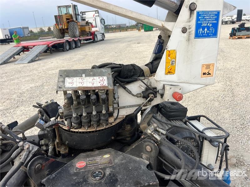Oil & Steel Octopussy 14-12 Twin Crawler Diesel Articulating B Körüklü personel platformları