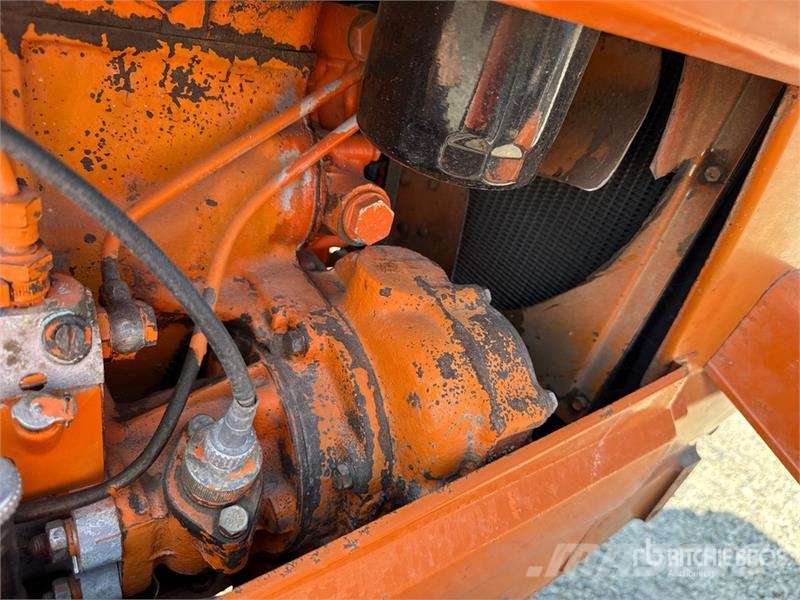 OM 655 Track Tractor Traktory