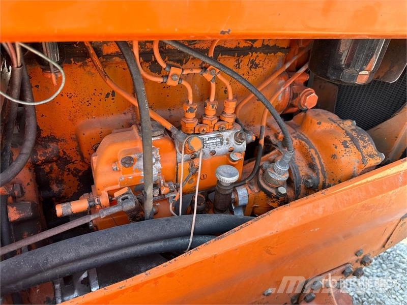 OM 655 Track Tractor Traktory