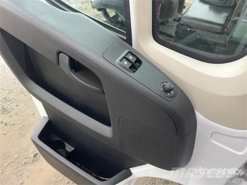 Opel Movano 2.2 103 KW KO/LBW L4 - Box body with tail l شاحنة مقفلة